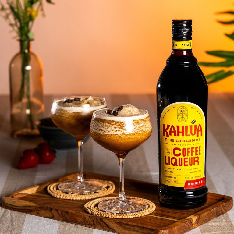To glas med Frozen Espresso Martini og en flaske Kahlúa