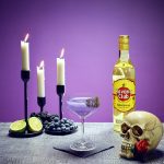 Spooky Daiquiri drink på et bord ved siden af en flaske Havana Club Original